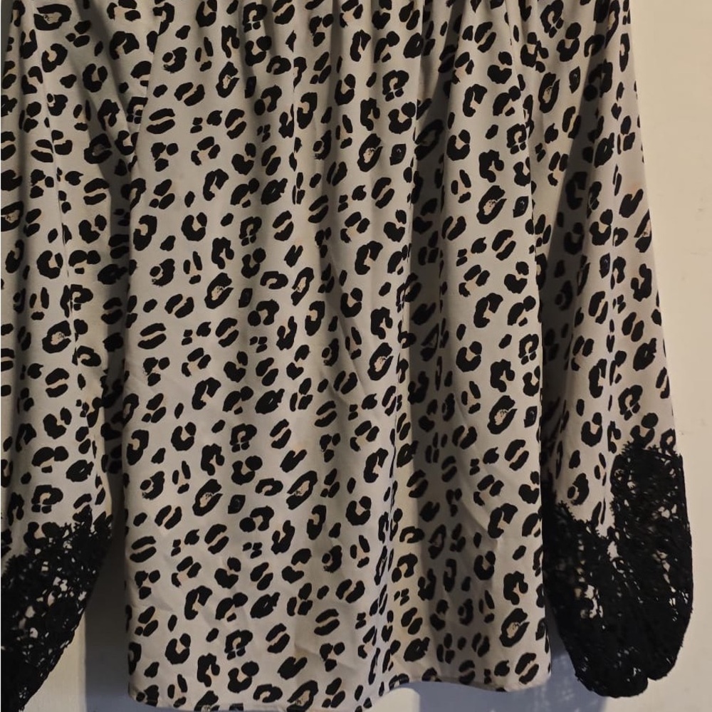 Elegant Black and White Leopard Blouse with Lace Trim - Picture 8 of 15